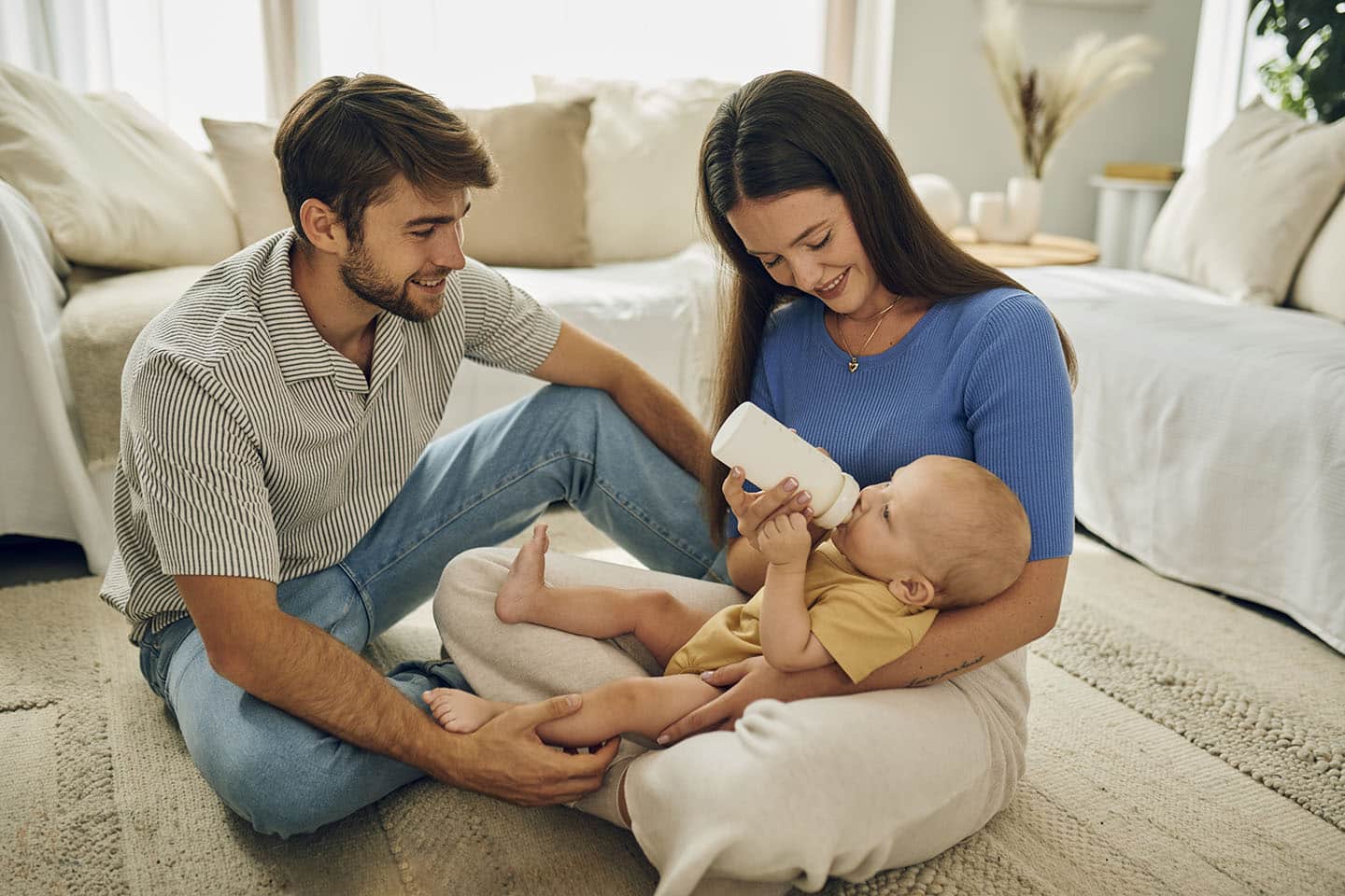 Roditelji doje svoju bebu Novalac bočicom