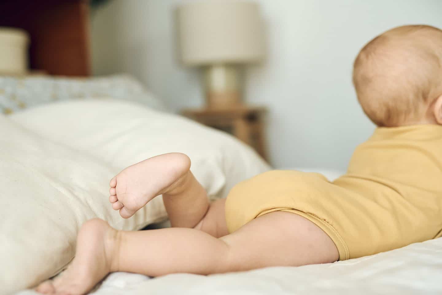 Beba leži na krevetu.