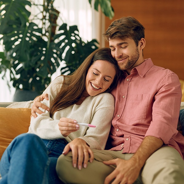 Par je sretan što vidi pozitivan test na trudnoću