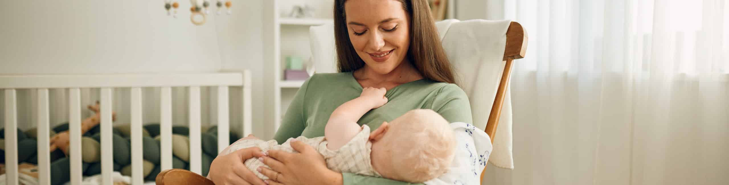 Majka u ljuljački s bebom u naručju.