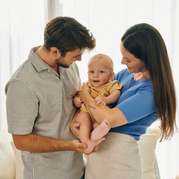 Roditelji s bebom u naručju – sretan trenutak kod kuće.