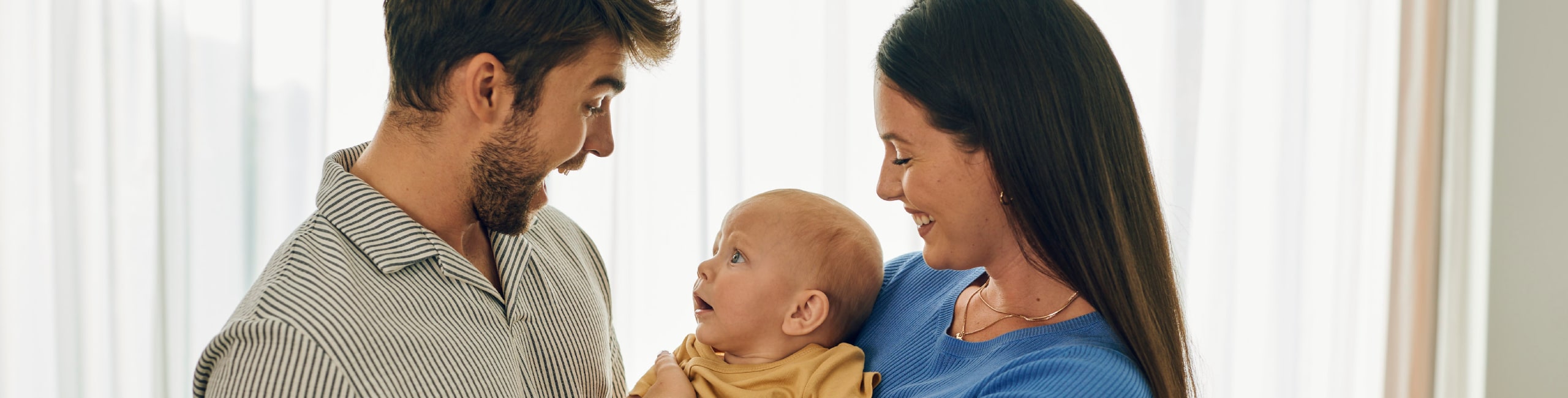 Roditelji s bebom u naručju – sretan trenutak kod kuće.