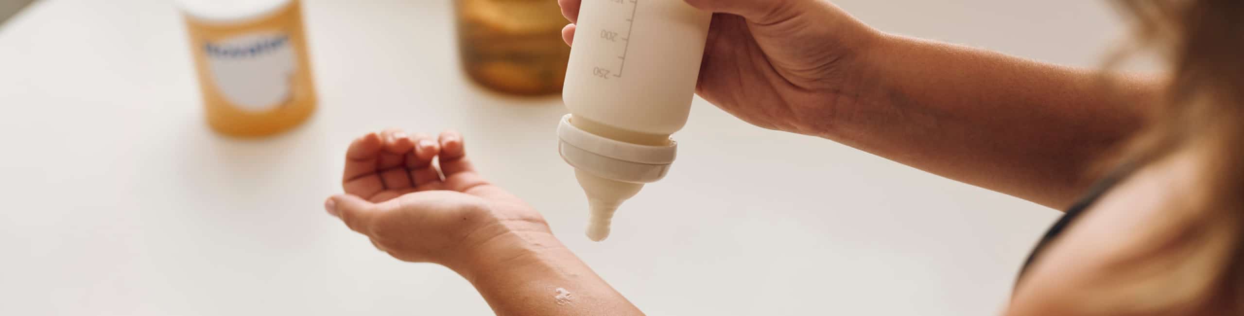 Provjera temperature mlijeka na zapešću prije hranjenja