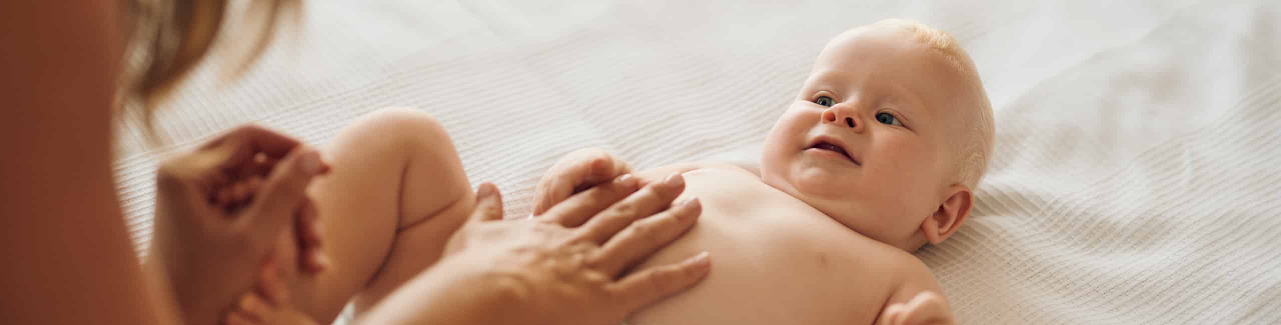 Beba tijekom mijenjanja pelena.