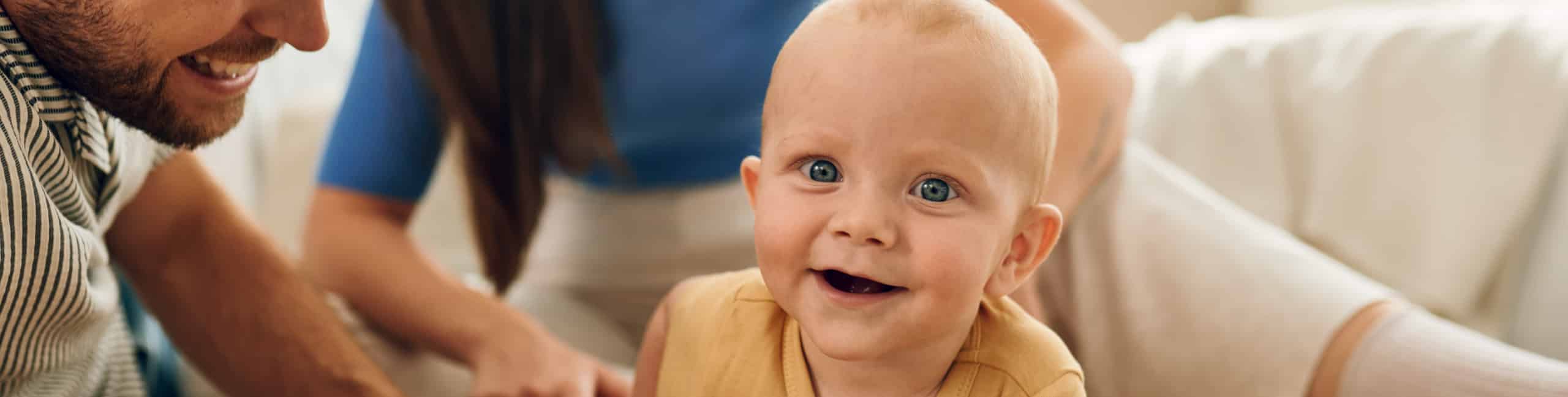 Sretna obitelj - mama, tata i beba se igraju.