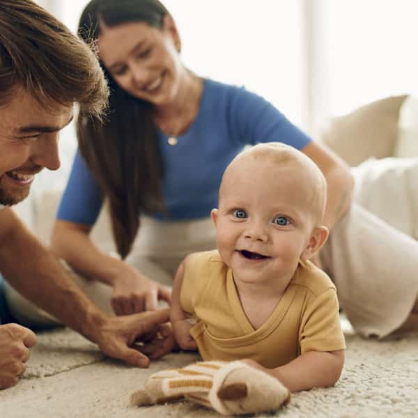 Sretna obitelj - mama, tata i beba.
