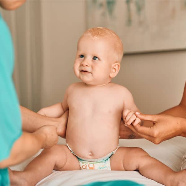 Bebu pregledava patronažna sestra