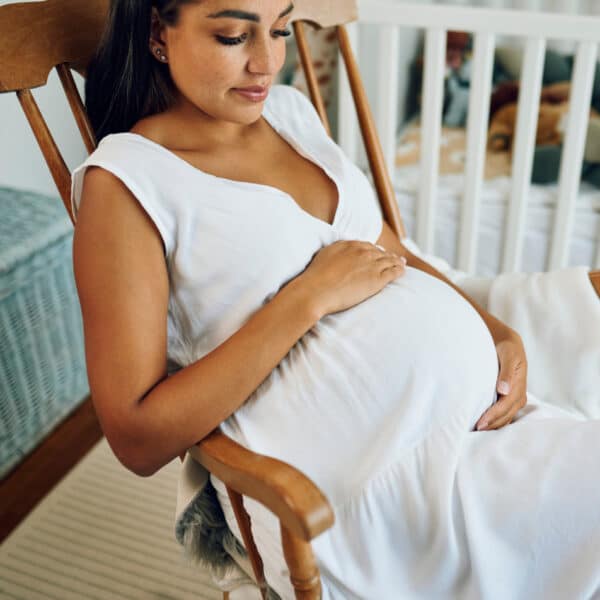 Trudnica opušteno sjedi u ljuljački