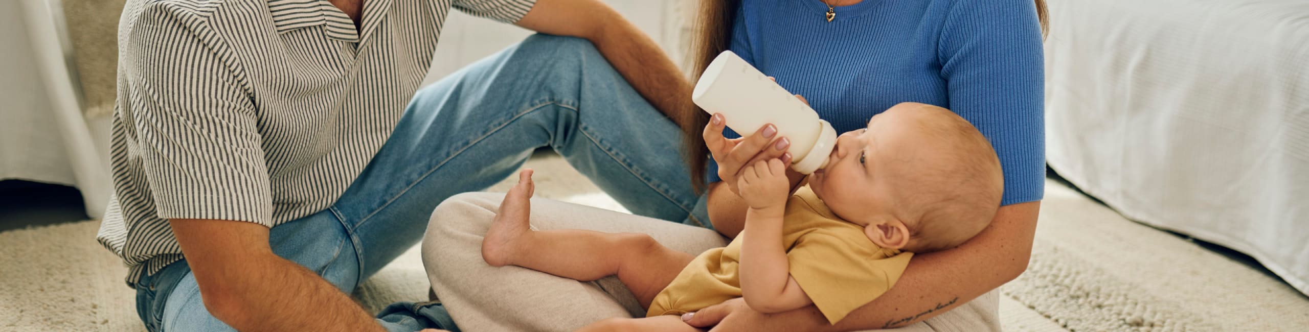 Roditelji doje svoju bebu Novalac bočicom