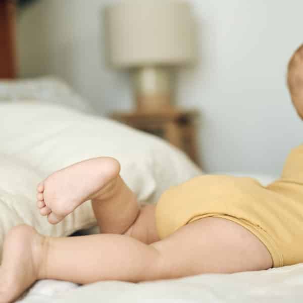 Beba leži na trbuhu.