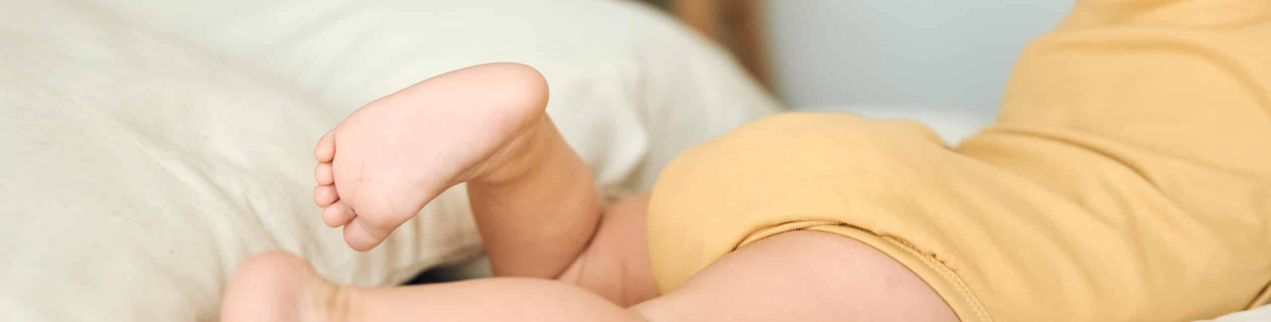 Beba leži na krevetu.